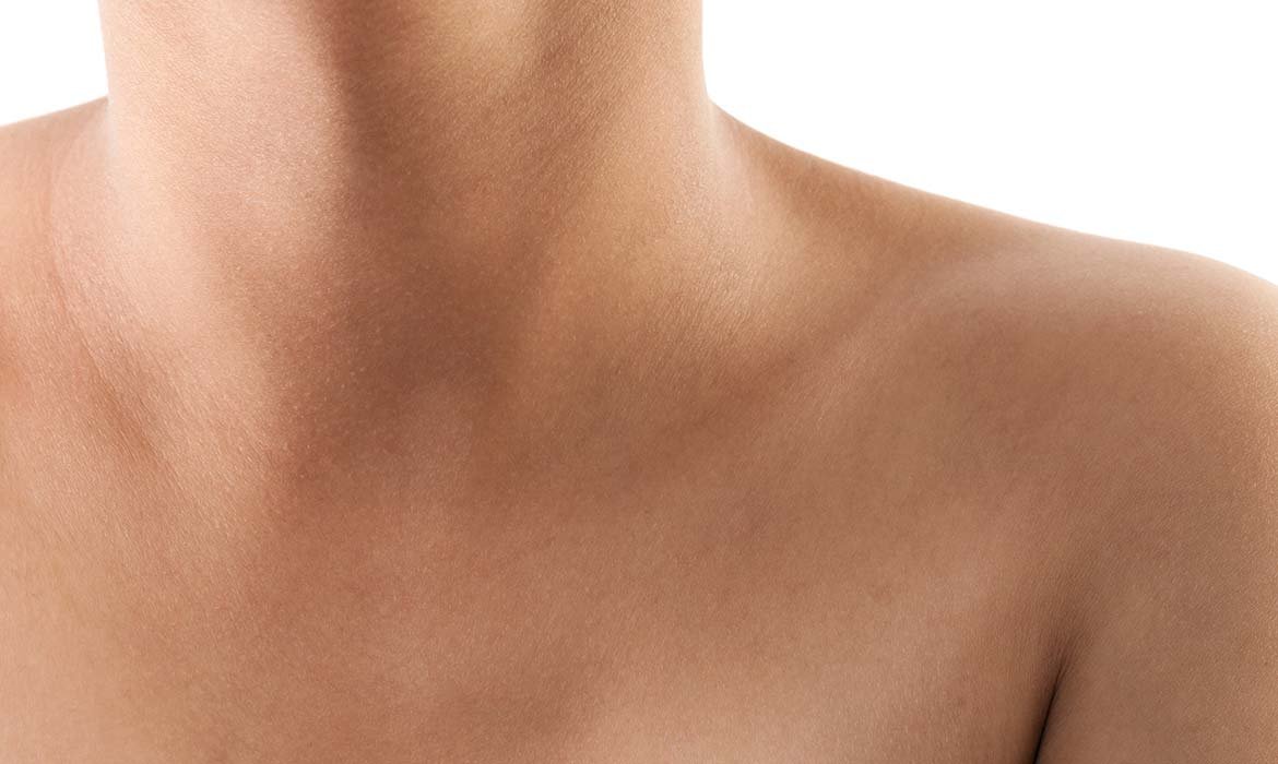Extiende tu crema Age Perfect Golden Age de L’Oréal Paris para hidratar la zona y prevenir la aparición de arrugas en el escote.